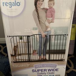 New in Box Regalo Super Wide Baby Gate — 29–58″, 30″ Tall