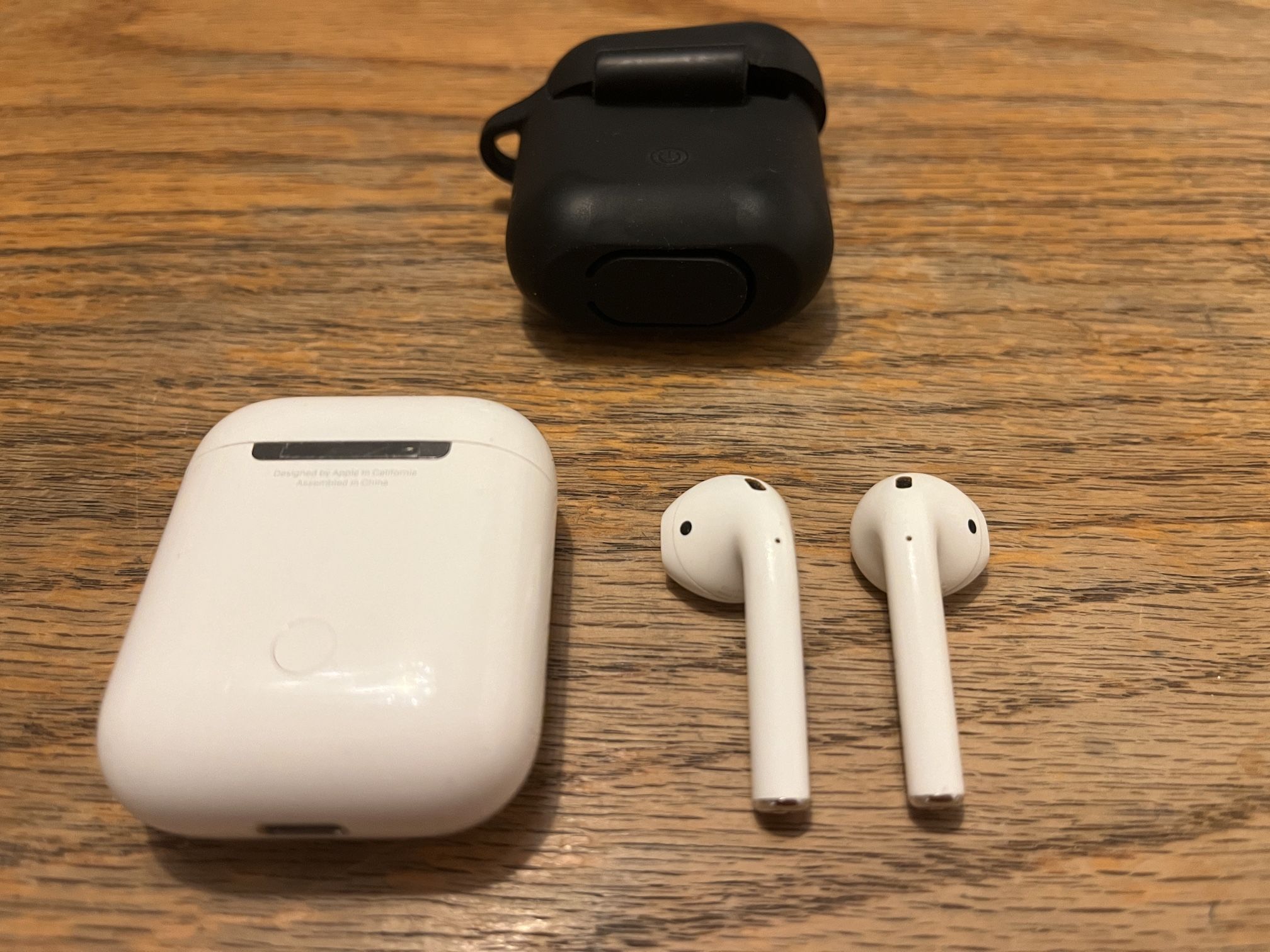 Apple AirPods Bluetooth 1st Generation In Great Condition With Soft Black Case 