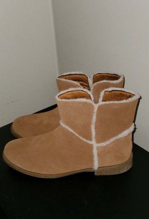 New Ugg Boots Size 7.5 Women's