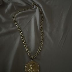 2 gold 14kt pieces, dont know the value of them Throw me offers