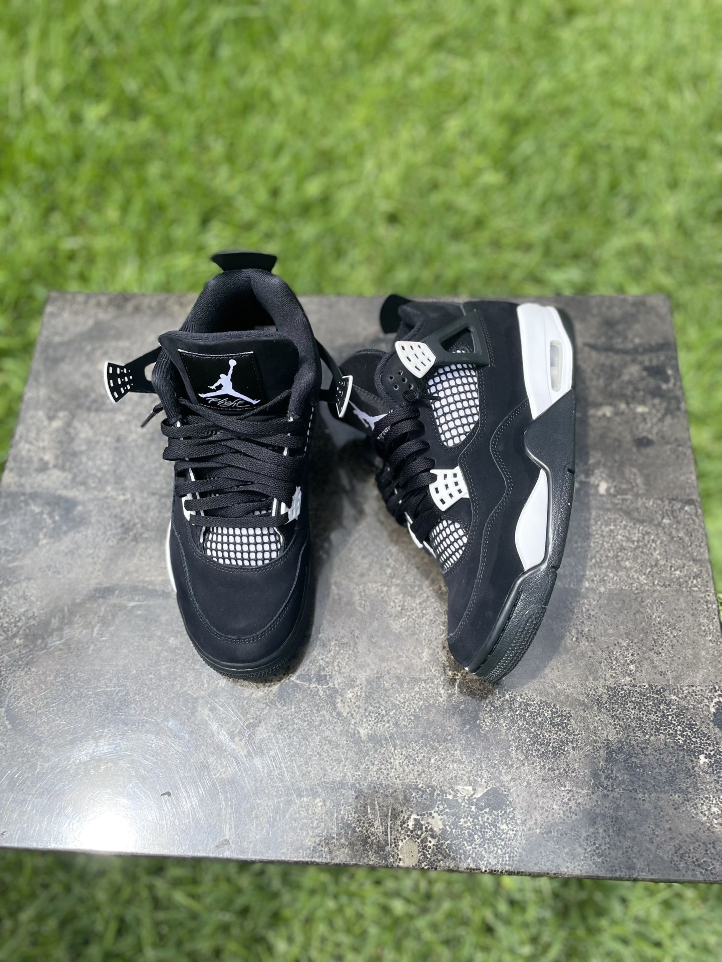 Air Jordan 4 White Thunder