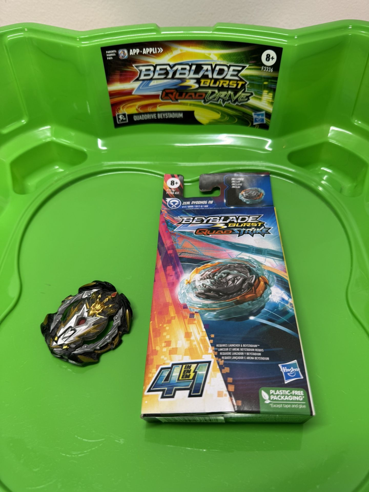 Beyblade Qauddrive Beystadium + 2 Beyblades