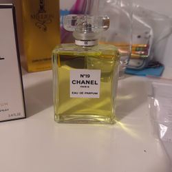 Chanel No19 