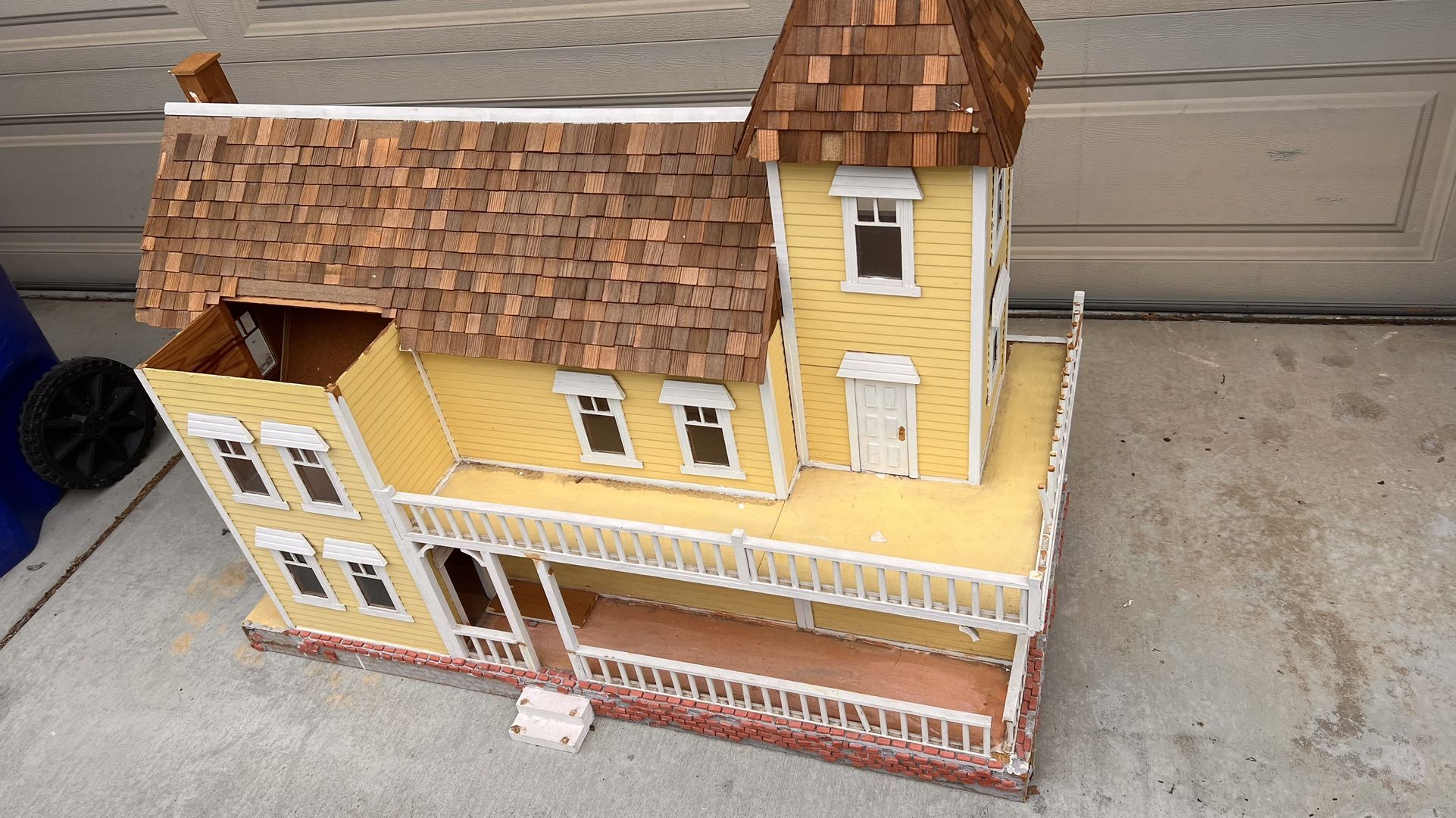 Vintage Dollhouse Vista