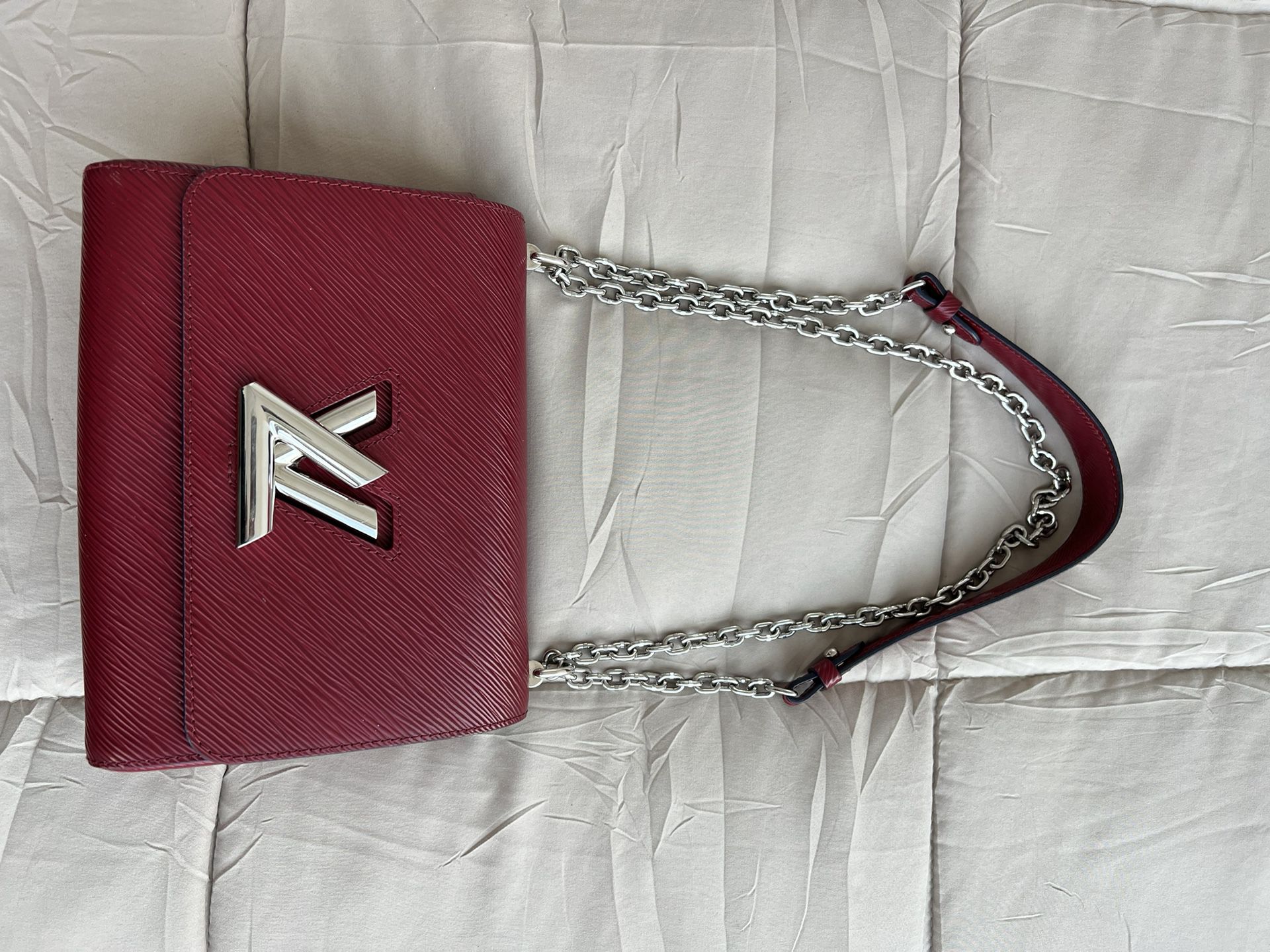 LV / Louis Vuitton EPI Twist MM Shoulder Bag for Sale in New York, NY -  OfferUp