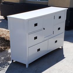 Dresser* 6 Drawers* 1 Cabinet* FREE LOCAL DELIVERY 