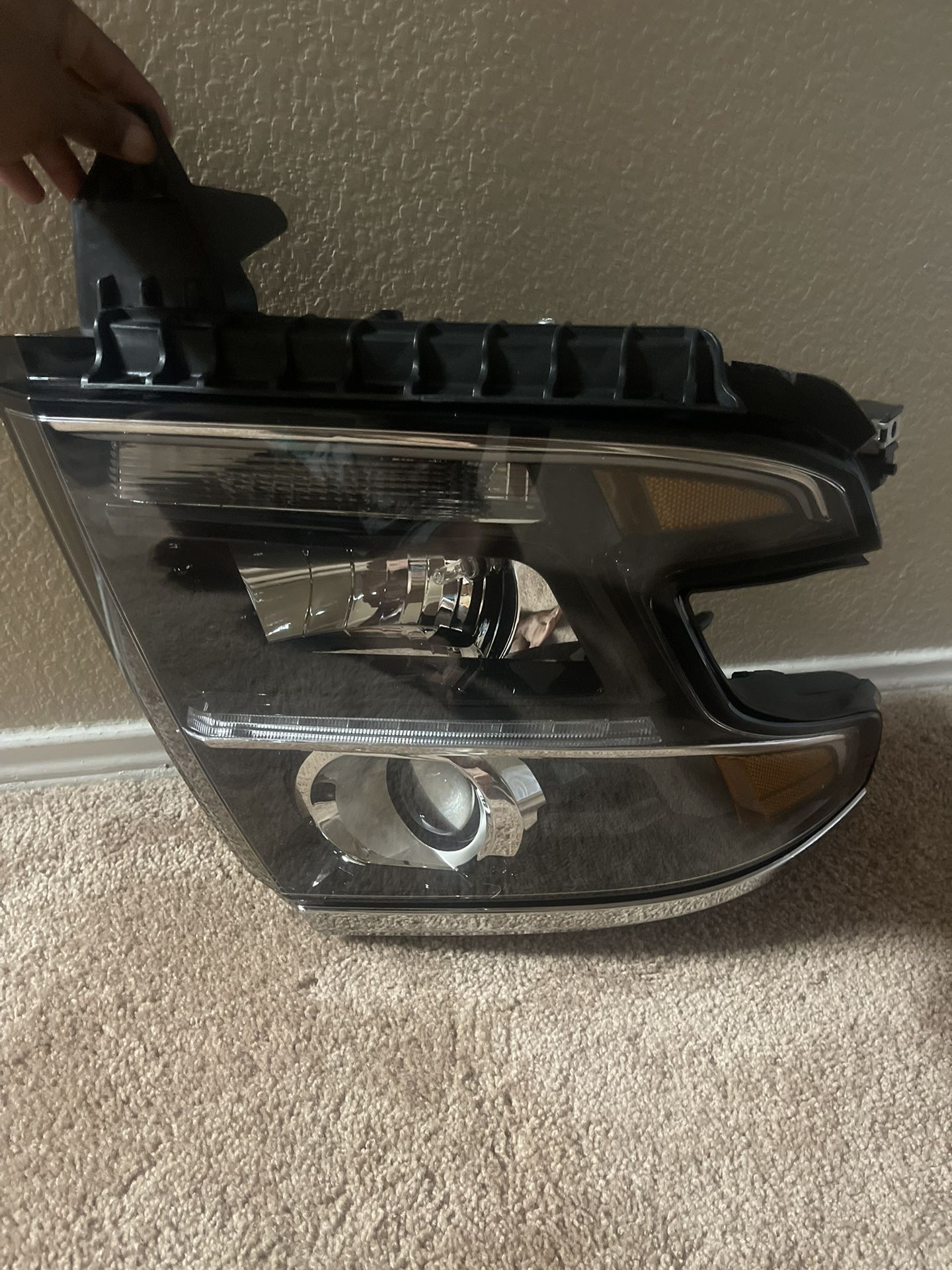 2019 Chevrolet Tahoe Passenger headlight