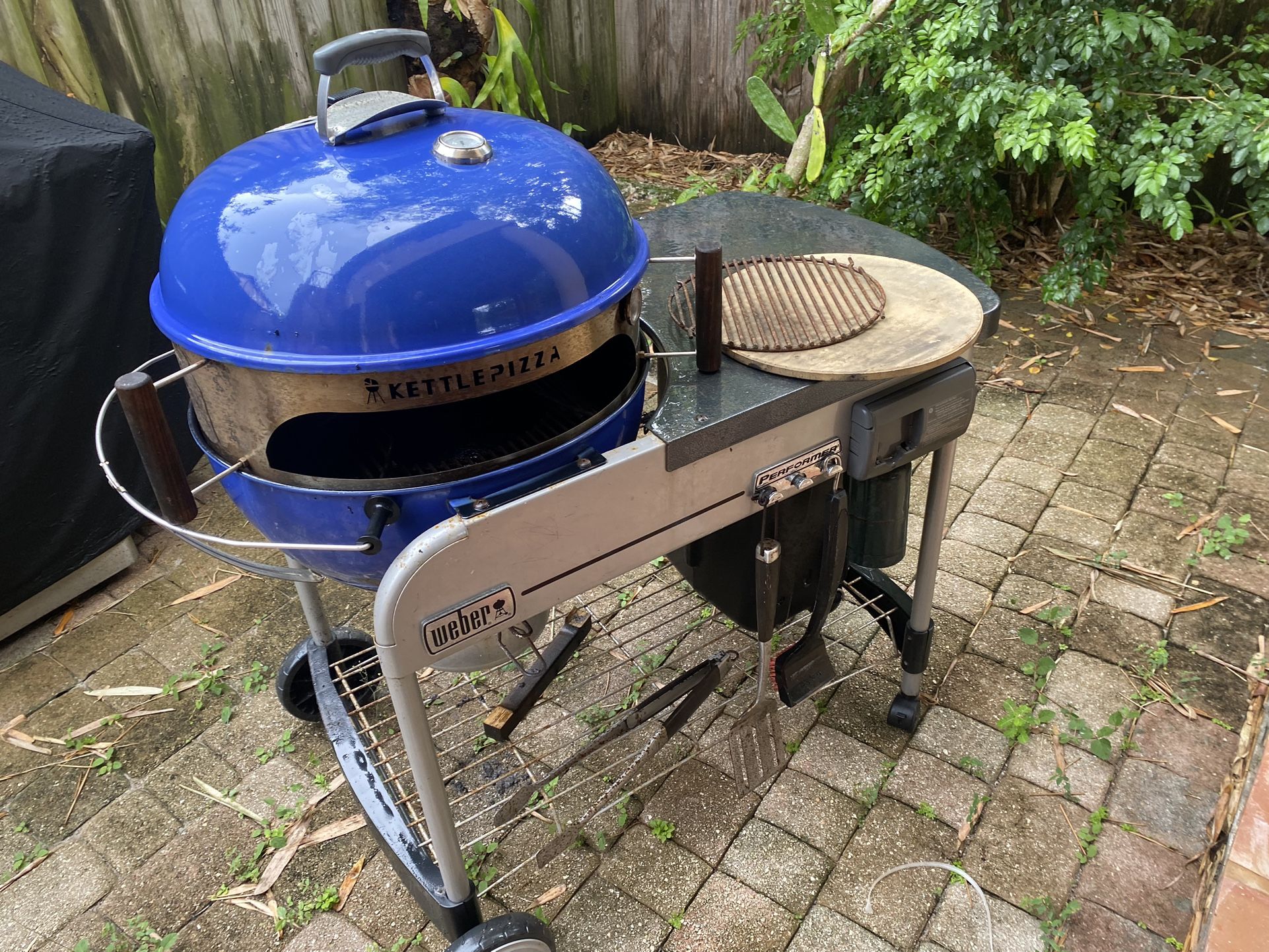KettlePizza Deluxe USA Outdoor Pizza Oven Kit | Weber