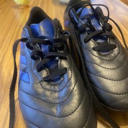 Boys Soccer Shoes Size 4.5 Brand New 