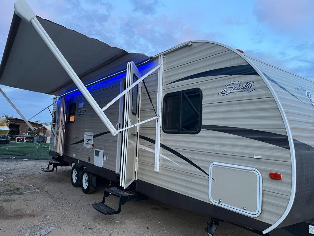 2018 Travel Trailer In Víctorville Ca for Sale in Arrowhed Farm, CA OfferUp