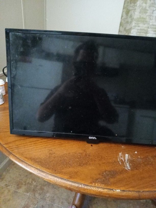 32" Color Roku Tv