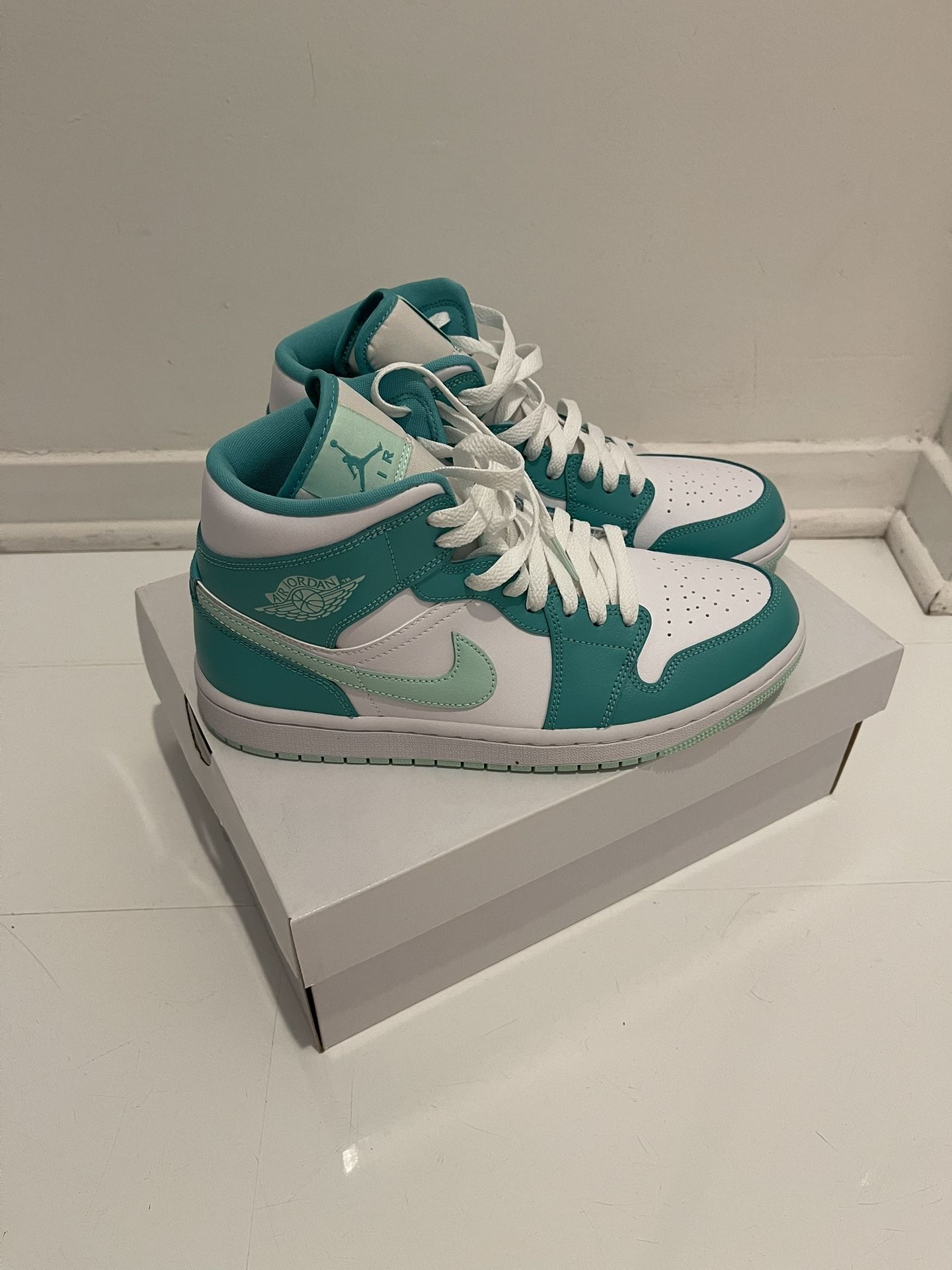 Nike Air Jordan 1 Mid Size 9 New