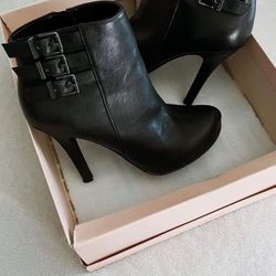 Nice high women’s boots size (6) only $25