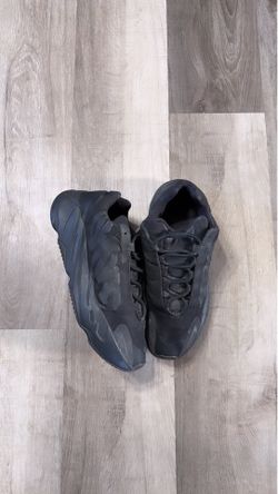 Yeezy 700 mnvn triple black size 10.5