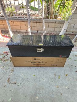 NEW TOOL BOX 39X13X10" BLACK ALUMINUM LOCK WITH KEY,CAN USED FOR TRAILER RV OR TRUCK,IF SOMEBODY INTERESTED PLEASE TEXT ME ANY TIME HABLO ESPAÑOL THAN