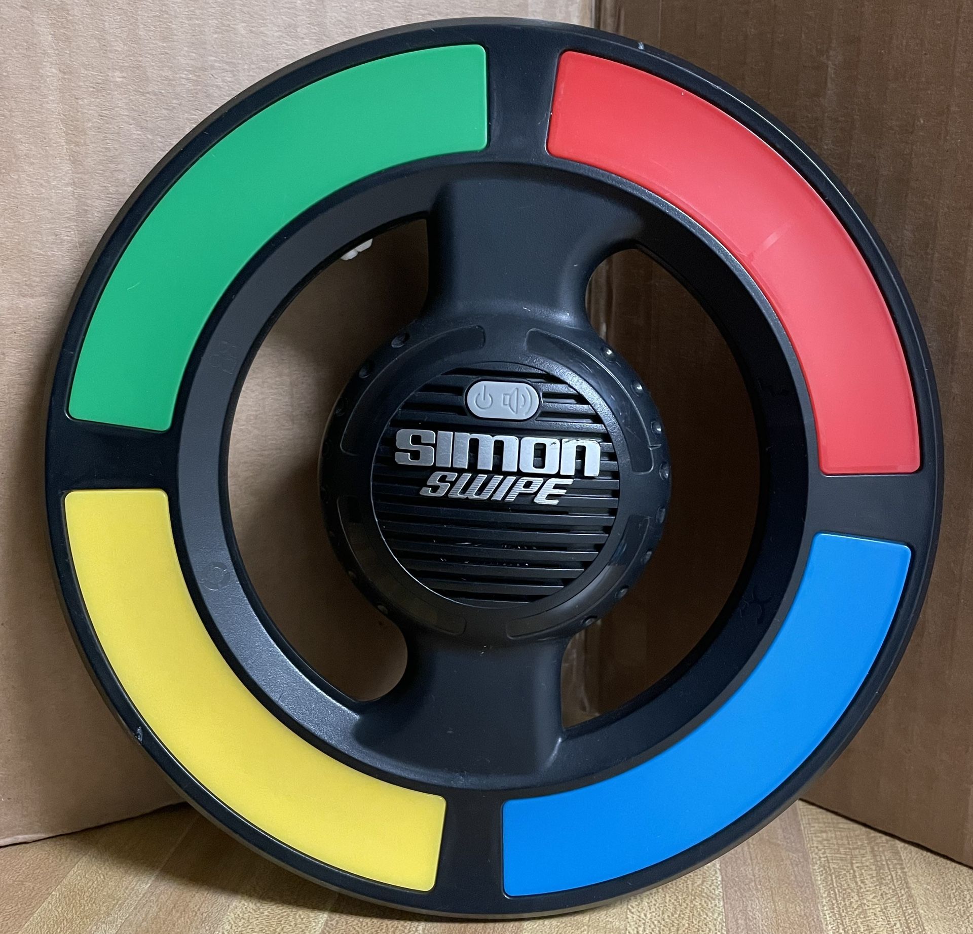 Simon Swipe Electronic Memory Puzzle Solving Game 2013 