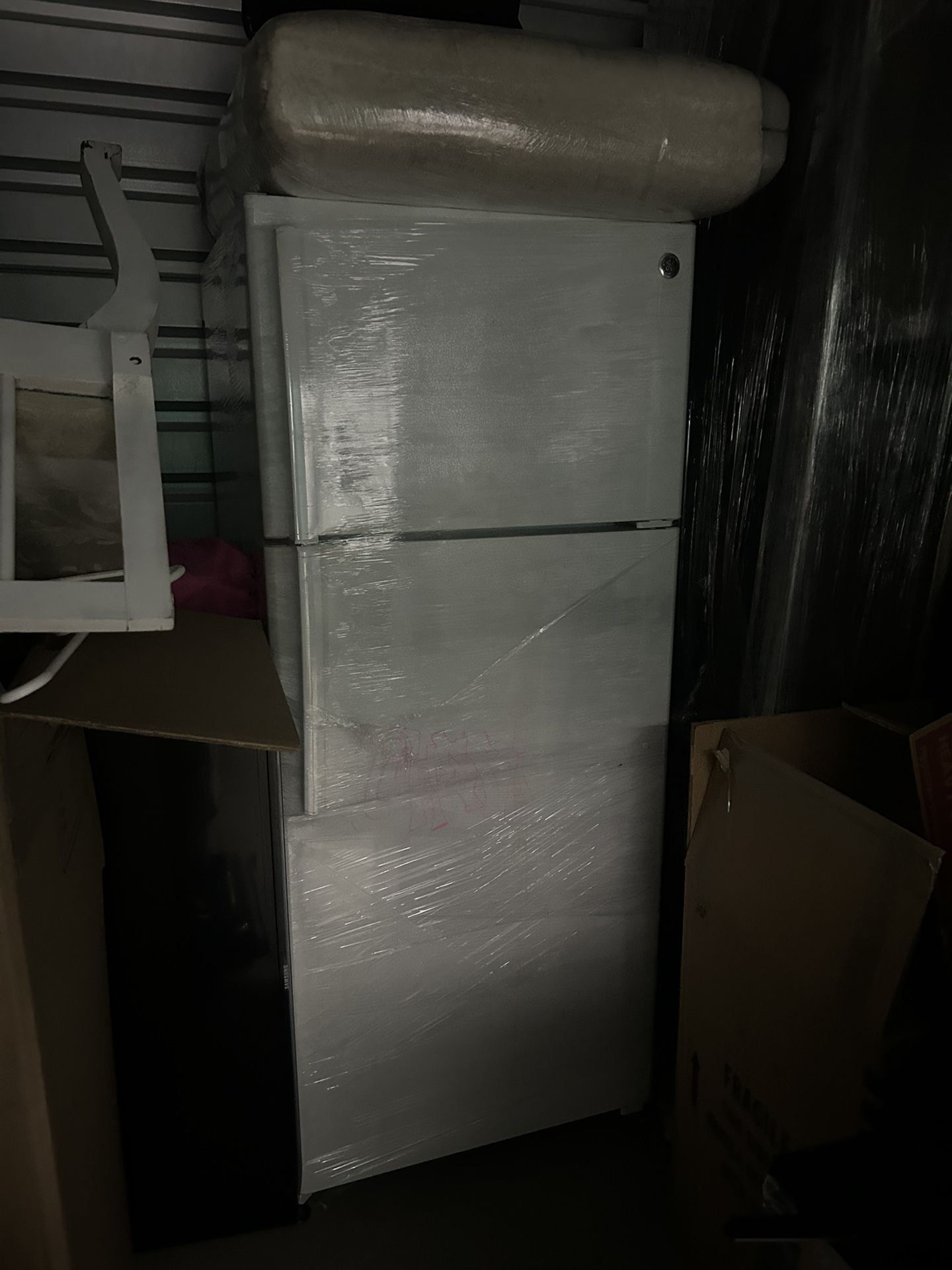 GE Refrigerator -LIKE NEW