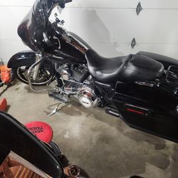 Two thousand thirteen f l h x street glide, black