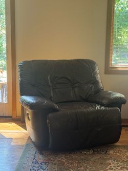 Very comfy leather recliner