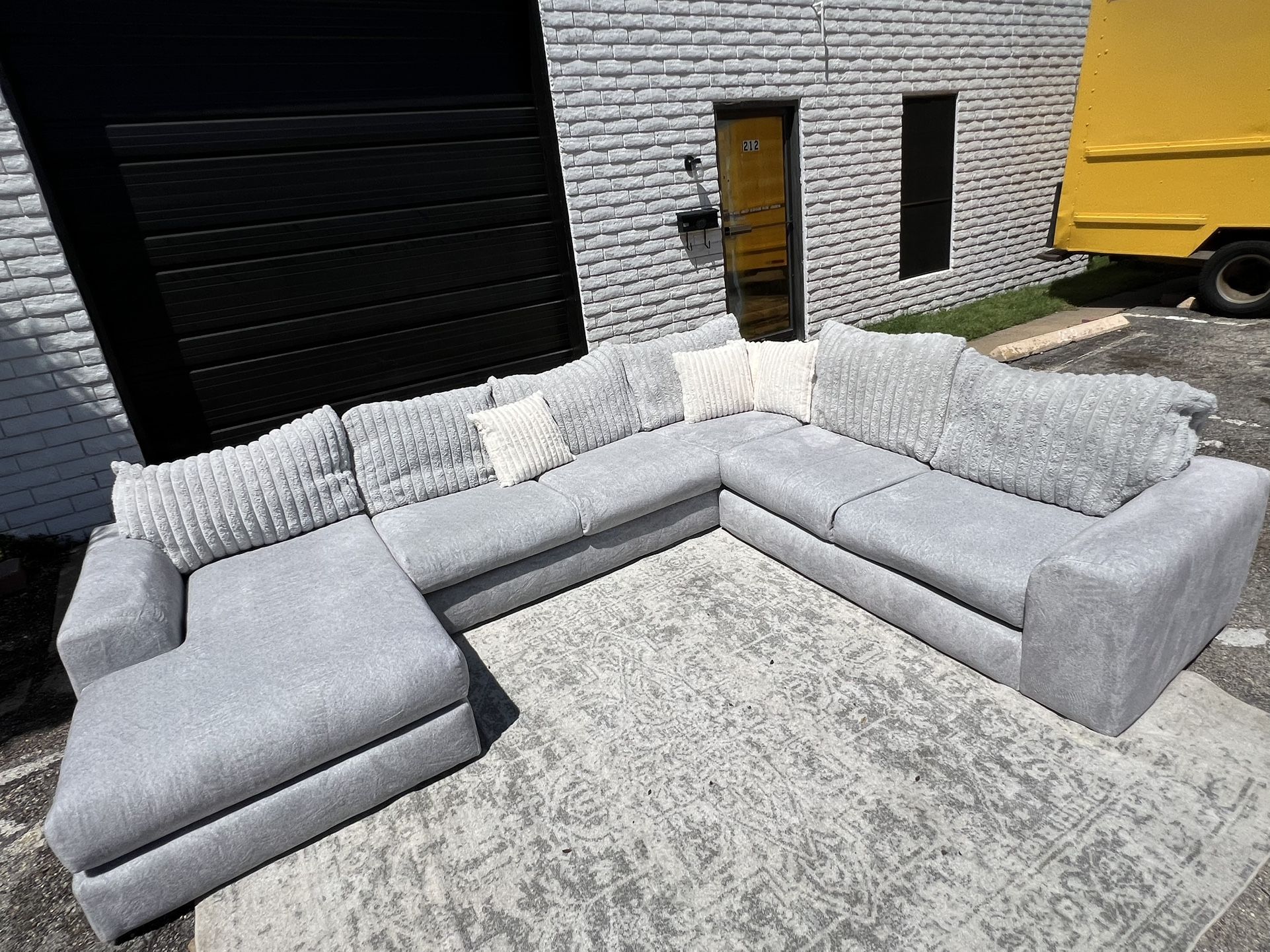 🤩 Beautiful Comfy Large Sectional (Delivery Available)!🚚