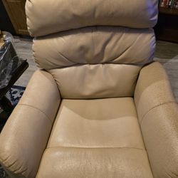 Electric Lift Recliner, Very Comfortable (Great To W/Medical Needs Or Disabilities 