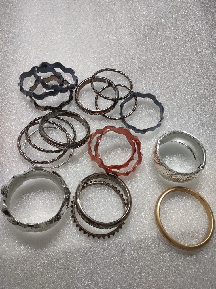 18 plastic bracelets, different models and colors, new
