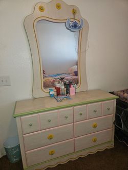 Vanity set, nightstand, and bedroom base/frame.
Excellent condition.
$100 (pickup only).