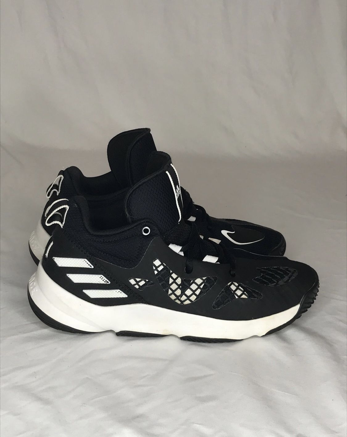 Adidas Size 10 Mad Bounce Black and White Basketball Shoes LVL 029002 Gently used