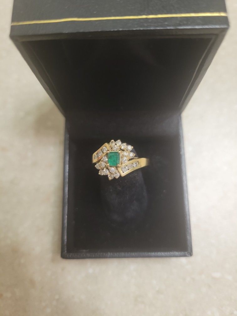 14 K Gold Emerald And Diamonds Ring. Weight Is 4.8 Grams