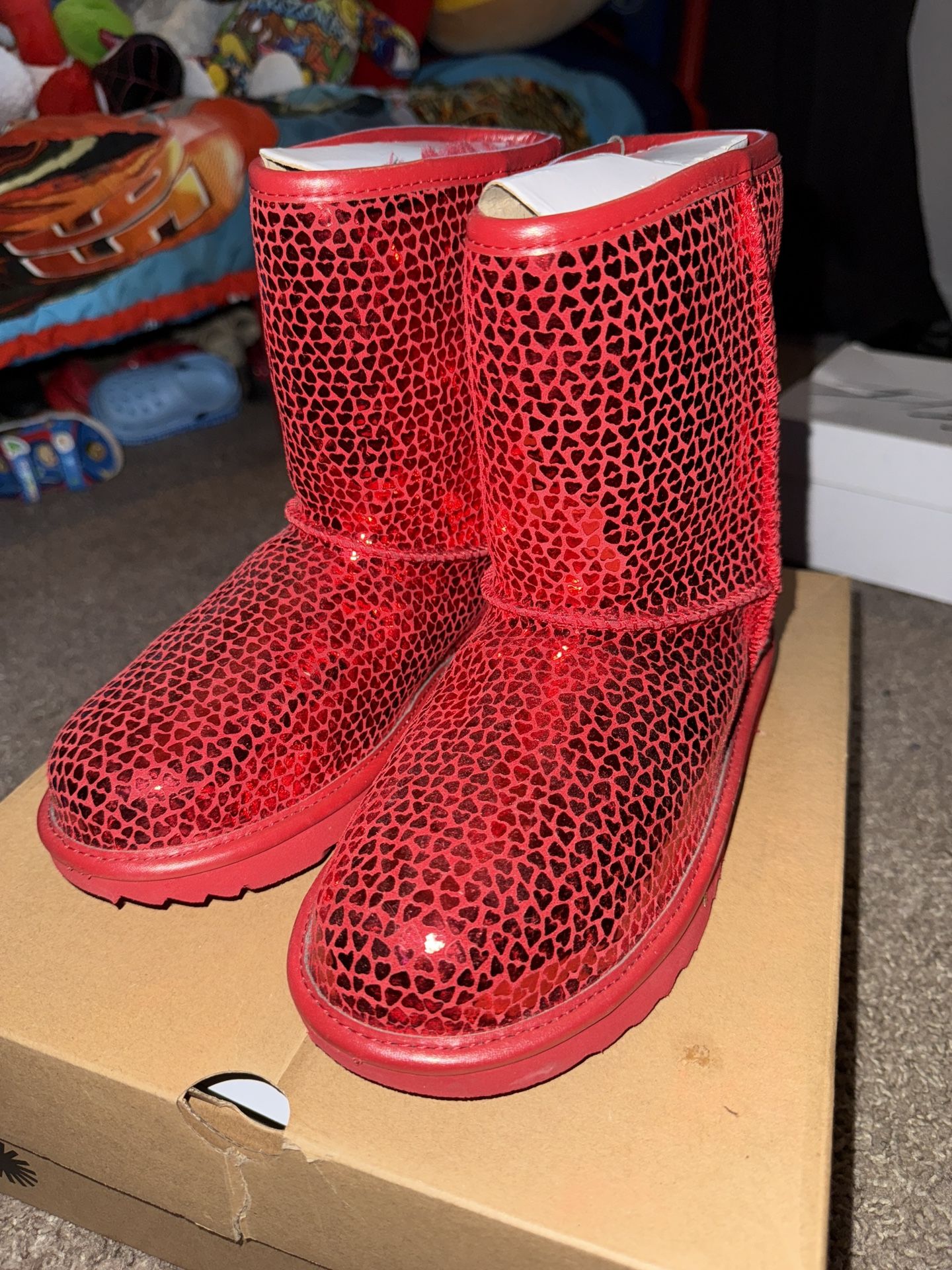 GRADE SCHOOL CLASSIC GEL HEART UGGS