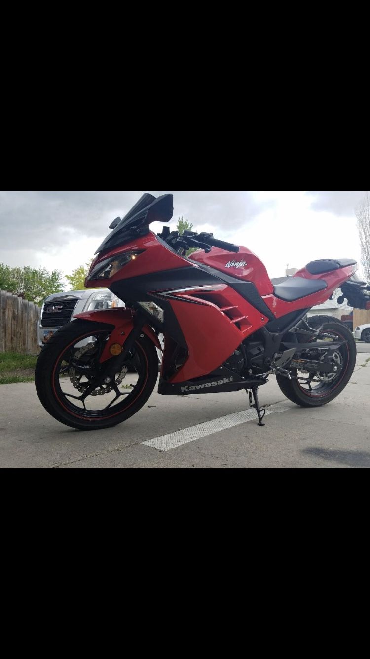 Kawasaki ninja morter cycle year 2016 selling beacouse never really yoused it 100 miles only couple kilometers