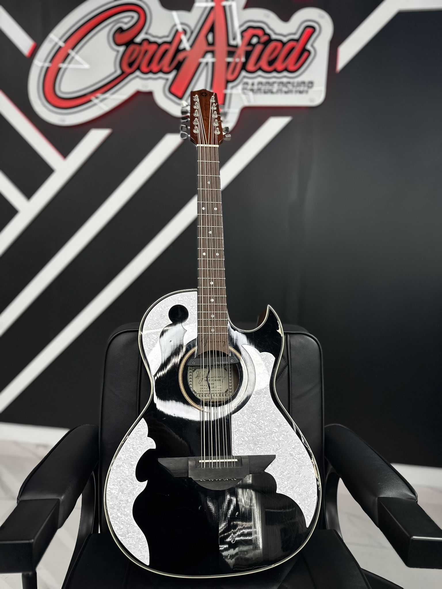 H. Jimenez Bajo Quinto LBQ4 Con Pick Up Y Estuche 