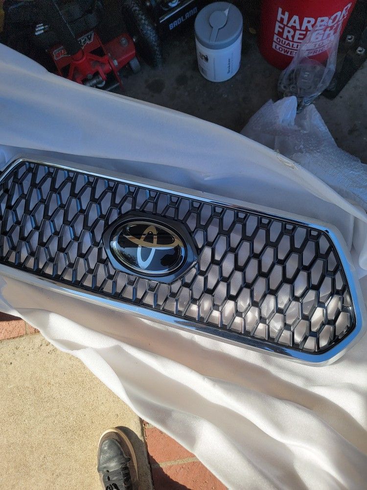 Toyota Tacoma Grill 