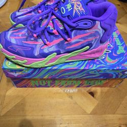 Melo Sneakers Size 6 Youth 