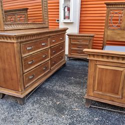 Kng Sz Bd St With Base Good Condition