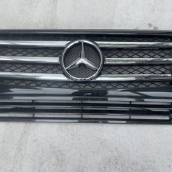 Like new! Mercedes Benz G550, G63 AMG, G65 AMG, G55 AMG Grille Surround OEM- 2009-2018
