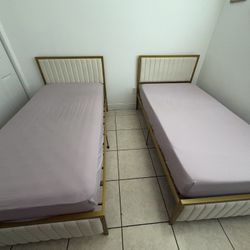 2 Twin Beds