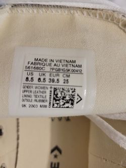 white Converse sneakers for women of the number eight and a half