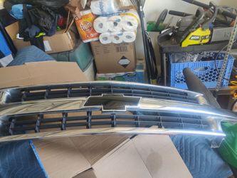 2002 Chevy Tahoe  grill and head lights