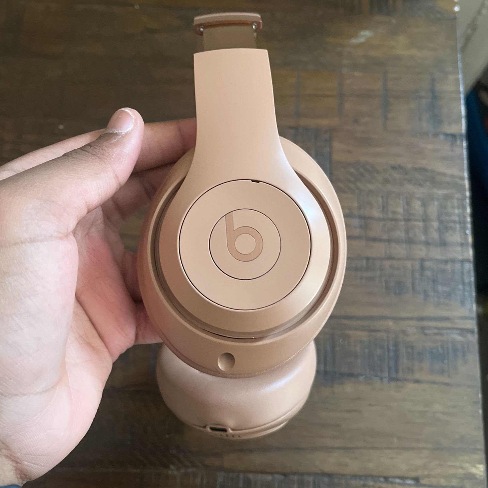 Kim Kardasian Beats Studio Pro With 2 Year Apple Care