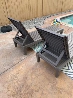 2 Pool lounge chairs