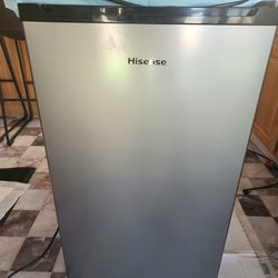 Hisense Mini Fridge 4.4 Cu ft