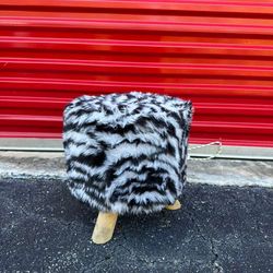 ROND KRUKJE ZEBRAPRINT / WOODEN OTTOMAN SEAT WITH LEGS FOR LUVING ROOM/ BENCH