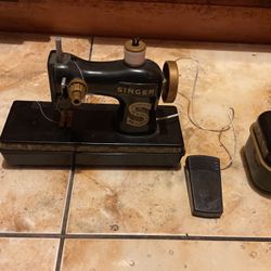 Vintage Sewing Machine/ Battery Operation 