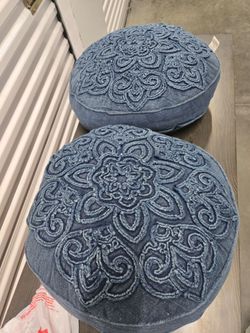 Decorative throw pillows