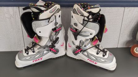 Roxy ladies ski boots (great condition)