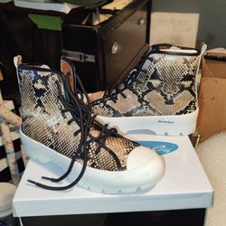 Macy's Aqua College Waterproof Women's Boots Size 9