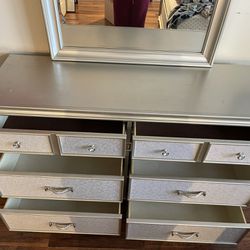 Dresser with Nightstand / Mirror 
