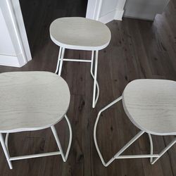 Kichen bar stools in white.