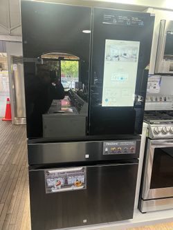 Brand New Samsung Bespoke French Door Refrigerator With Family Hub 